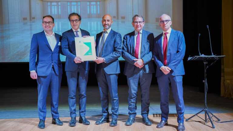 Migranti e vaccinazioni, il progetto “Su.Pr.Eme” premiato dall’Ue: «La Puglia è un modello di accoglienza» – VIDEO