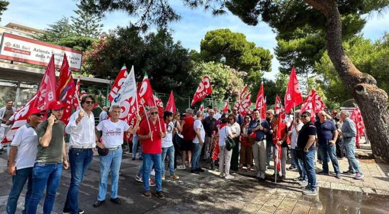 Galleria foto 'Bari, protesta davanti alla sede Asl: «Rivendichiamo diritti e rilancio del servizio sanitario»' - foto 1