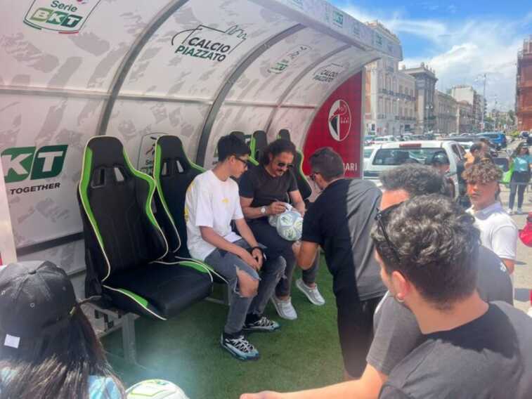 Bari, entusiasmo alle stelle: i cori dei tifosi in città e in piazza Libertà c’è Igor Protti – VIDEO
