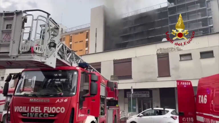 Galleria foto 'Roma, incendio in un palazzo. Un morto e nove feriti' - foto 1