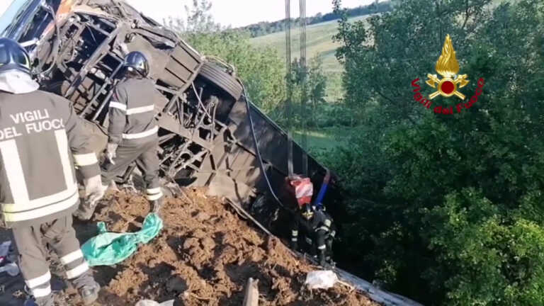 Galleria foto 'Un morto e 15 feriti in un incidente sull’A16, bus finisce in scarpata' - foto 1