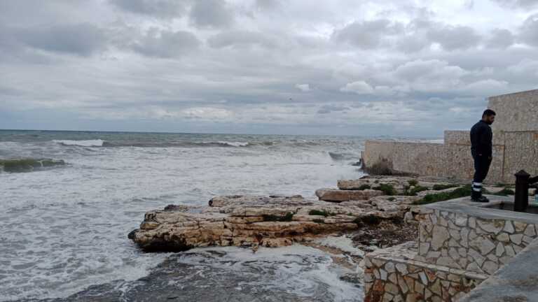 Un uomo trascinato in mare mentre ordinava le attrezzature di un lido: ricerche in corso a Santo Spirito