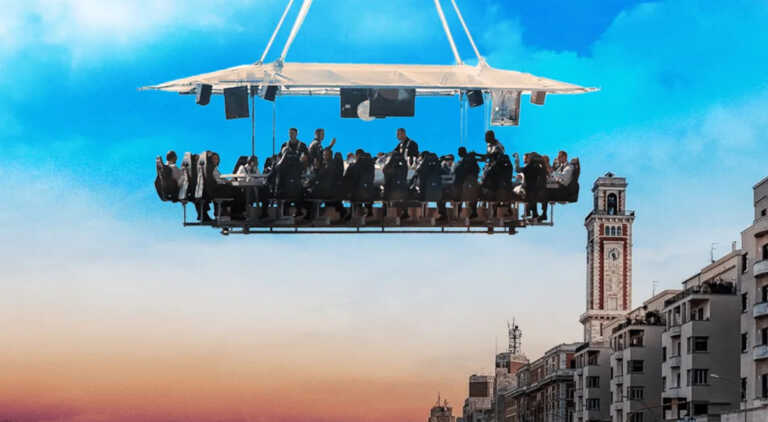 Un pranzo “sospeso sulla città”: a Bari arriva “Dinner in the Sky” sul lungomare. Ecco i menù
