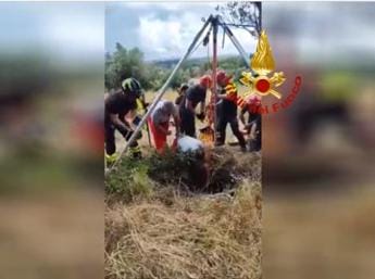 Galleria foto 'Roma, cade in un pozzo di 16 metri: il salvataggio – Video' - foto 1