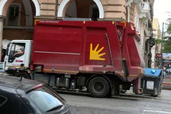 Galleria foto 'Roma, uomo trovato morto in camion dei rifiuti' - foto 1