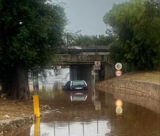 Maltempo, Rosa Marina sott’acqua: una donna è rimasta bloccata in auto nel sottopassaggio