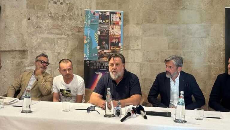 Russell Crowe a Taranto per il suo spettacolo: «Ora faccio gli esorcismi, ma costa caro»
