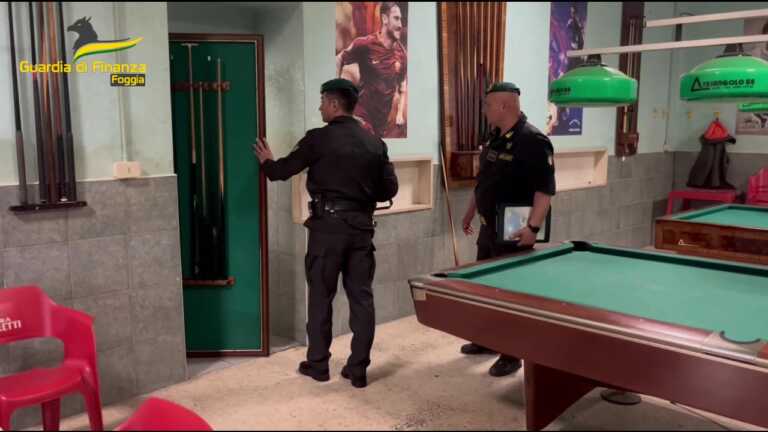 Galleria foto 'Una sala slot in un circolo ricreativo di Orta Nova: la porta nascosta da una rastrelliera – VIDEO' - foto 1