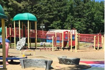 Galleria foto 'Scivoli cosparsi di acido in parco Massachusetts, almeno 2 bambini feriti' - foto 1