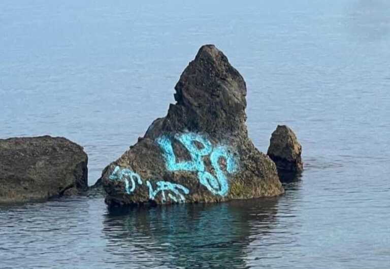 Torre a Mare, imbrattato uno scoglio al largo di Cala Settanni: tracciata una scritta con vernice spray