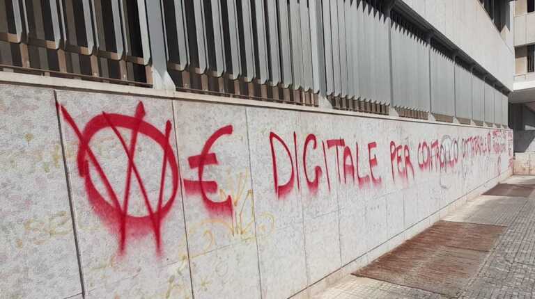 Vandali in azione a Lecce: scritte contro l’identità digitale e le smart city sul palazzo della Provincia