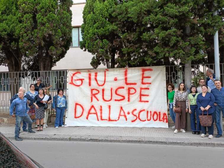 Nardò, monta la protesta contro l’abbattimento della scuola: scattano flash mob e raccolta firme