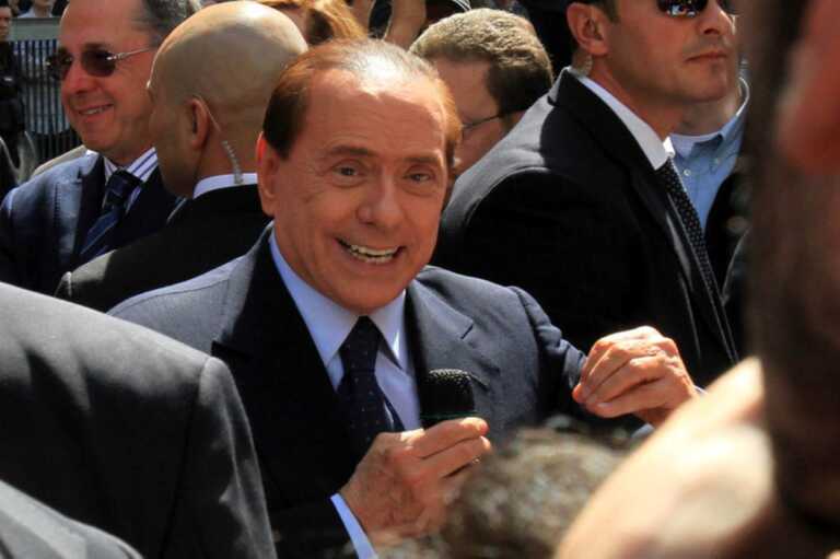La proposta di FI nel Consiglio regionale: «Berlusconi amava la Puglia, intitolare a lui vie in ogni città»