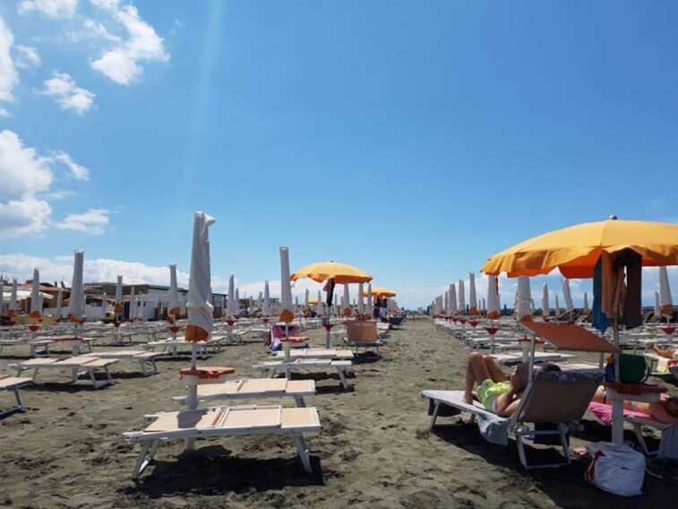 Bari, spiagge ostaggio di pioggia e temporali: «L’estate per noi è iniziata malissimo»