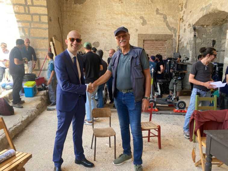 Galleria foto 'A Giovinazzo si gira la fiction Mediaset “Storia di una famiglia perbene 2”: il saluto del sindaco al cast' - foto 1
