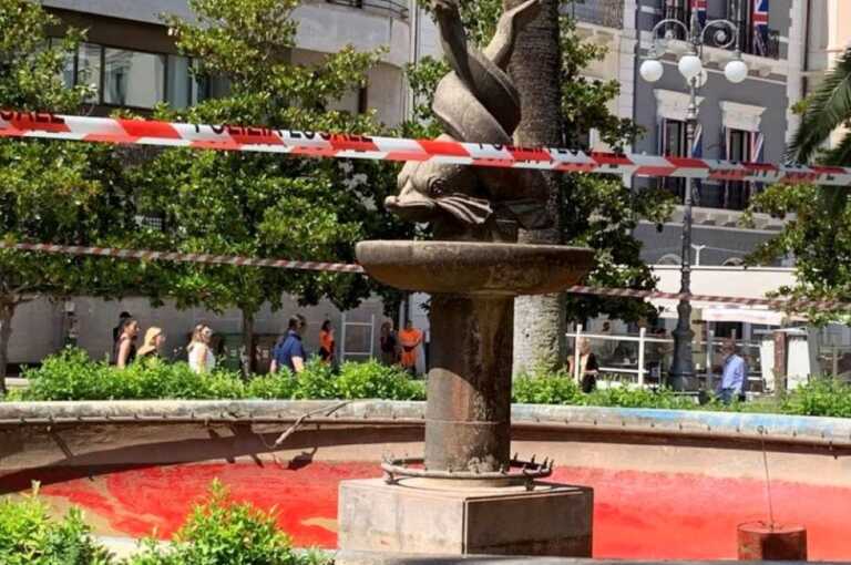 Taranto, vernice rossa nella fontana e sul pavimento la scritta offensiva contro i militari