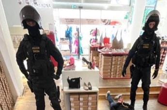 Galleria foto 'Tifosi Fiorentina aggrediscono sostenitori West Ham a Praga' - foto 1