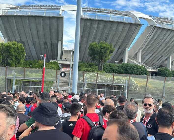 Conto alla rovescia al “San Nicola”, emozioni e sensazioni dei tifosi del Bari all’esterno dello stadio – VIDEO