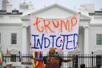 Galleria foto 'Trump incriminato, documenti top secret anche nella doccia' - foto 1