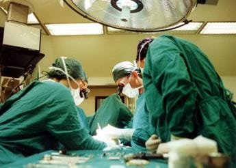 Galleria foto 'Tumori, intervento da record a Rom: asportata neoplasia ovarica di 45 kg' - foto 1