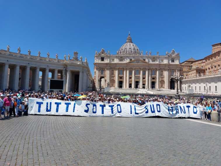 Esposto durante l’Angelus del Papa il manto realizzato da una detenuta del carcere di Trani