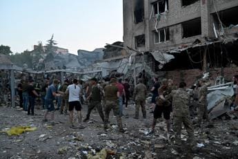 Ucraina, raid russo su Kramatorsk: 8 morti. Oggi Zuppi a Mosca
