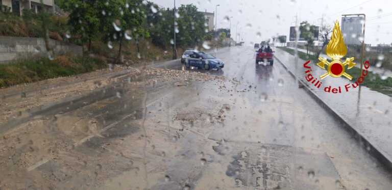 Forti piogge nel Materano, a Ferrandina un’auto semisommersa dall’acqua: salvati due adulti e tre minori