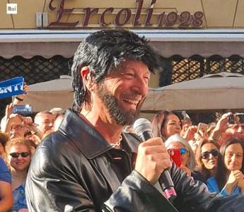 Galleria foto 'Viva Rai 2, Amadeus da Fiorello vestito da Mengoni' - foto 1