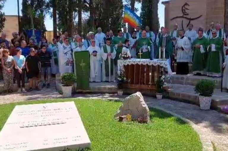 Il cardinale Zuppi ad Alessano sulla tomba di don Tonino Bello: «Nelle difficoltà è una stella luminosa»