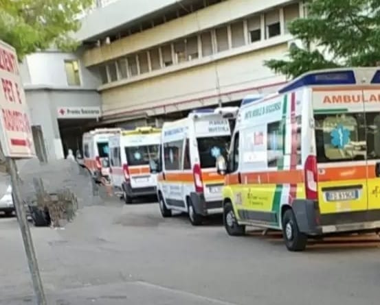 Galleria foto 'Ospedali in tilt, per il caldo tornano le ambulanze in coda. La Regione: “Anziani e fragili curateli a casa”' - foto 1