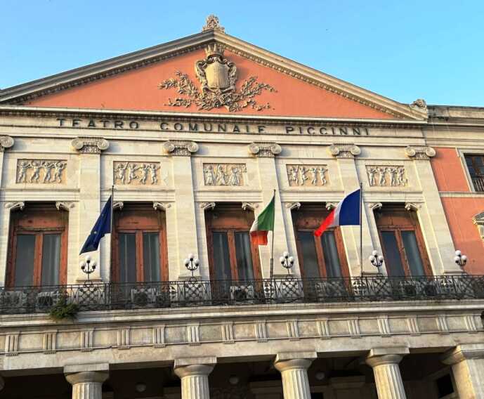 Bari omaggia la Francia: la bandiera sventola a Palazzo di Città per la festa nazionale del 14 luglio