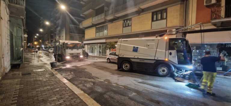 Galleria foto 'Bari, via al programma straordinario di lavaggio di strade e marciapiedi in notturna: ecco tutti i divieti – VIDEO' - foto 1