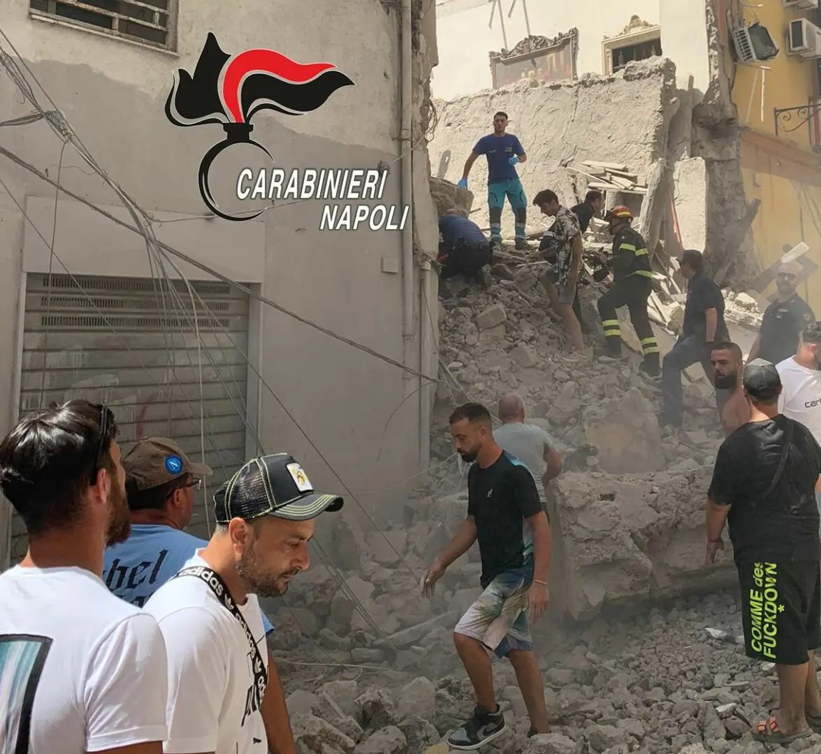 Galleria foto 'Crolla una palazzina a Torre del Greco, Prefetto “Nessun disperso”' - foto 1