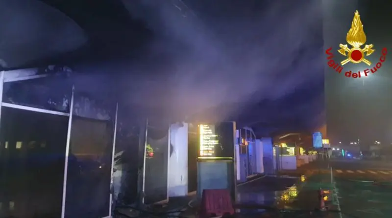 Galleria foto 'Incendio nell’aeroporto di Catania, voli sospesi fino a 19 luglio' - foto 1