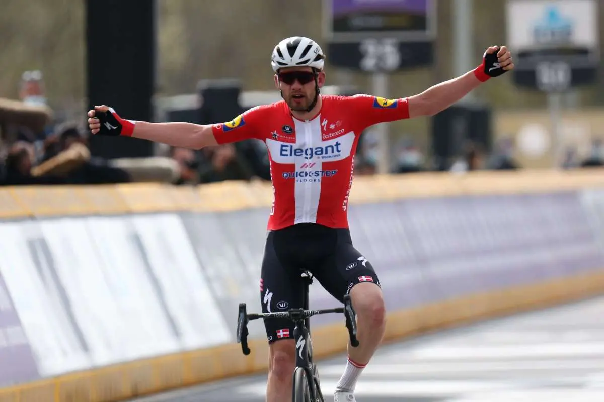 Galleria foto 'Asgreen vince in volata al Tour, Vingegaard resta in giallo' - foto 1