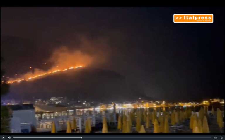 Galleria foto 'Notte di incendi a Palermo. Case minacciate da roghi, riapre l’aeroporto' - foto 1