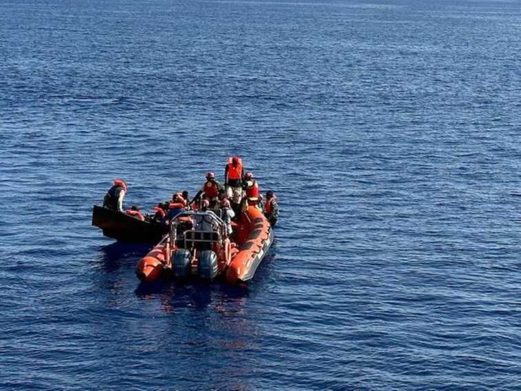 La Open Arms verso Brindisi: a bordo 300 migranti tra cui molti minori non accompagnati e donne incinta