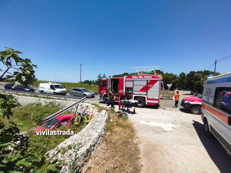 Putignano, sfonda il guardrail e finisce in un fossato dopo lo scontro con un’auto: in ospedale una donna