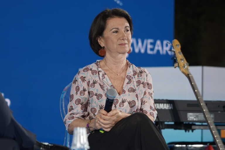 La ministra Roccella difende Ignazio La Russa: «Un padre». A Polignano fischi per la ministra