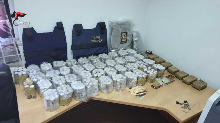 Nell’armadio due giubbotti antiproiettile e in frigo oltre 50 chili di droga: arrestato un 32enne a Bari