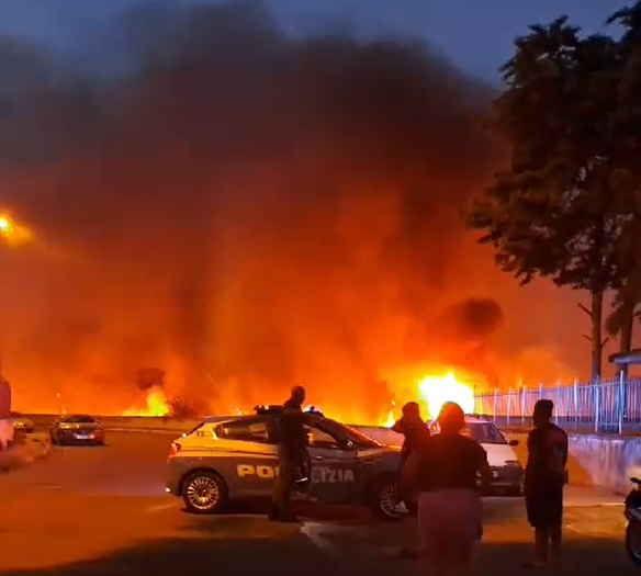 Galleria foto 'Bari, incendio al San Paolo. Sterpaglie a fuoco vicino alle abitazioni del quartiere – VIDEO' - foto 1