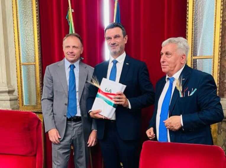 Galleria foto 'Grano, agricoltori pugliesi incontrano il ministro Lollobrigida: «La “sovranità alimentare” sia concreta» – VIDEO' - foto 2