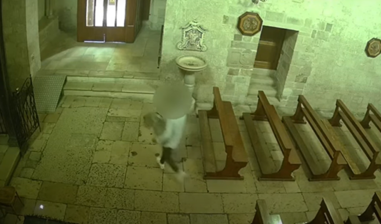 Caldo, si fa la croce e poi ruba il ventilatore in Chiesa a Barletta. Il video virale