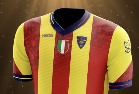 Galleria foto 'Lecce, presentate le nuove maglie nel centro della città: gli omaggi ai tifosi e alle bandiere – VIDEO' - foto 5