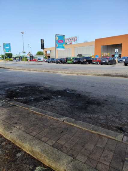 Galleria foto 'Bari, cadavere carbonizzato all’interno di un’auto elettrica' - foto 1