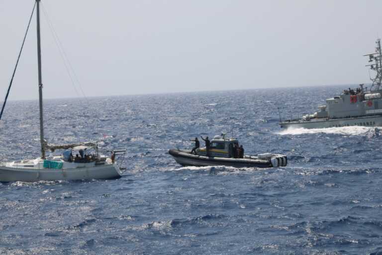 Migranti, rintracciata in Salento barca con due scafisti – Foto