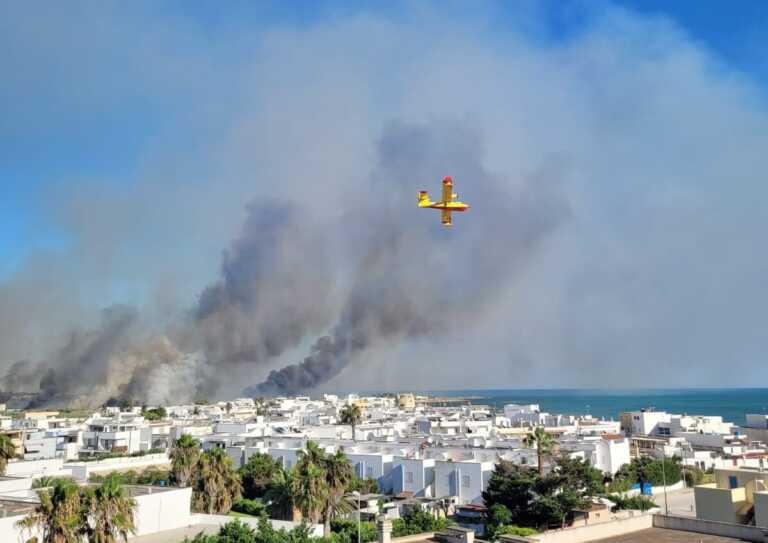 Incendi nel Salento, evacuata struttura turistica a Ugento: fiamme alimentate dal vento