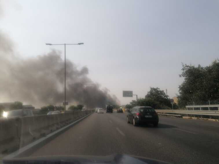 Galleria foto 'A fuoco capannone abbandonato nella zona industriale di Bari. Le fiamme alimentate dal vento, traffico sulla tangenziale in tilt' - foto 1