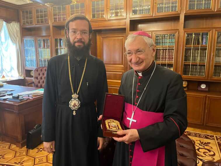 Missione di pace dell’arcivescovo di Taranto a Mosca: consegnerà un bassorilievo in cattedrale