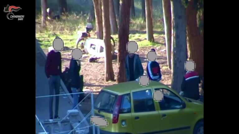 Lotta tra clan per il controllo delle piazze di spaccio a Gravina: 22 arresti. Indagini partite da un tentato omicidio – VIDEO